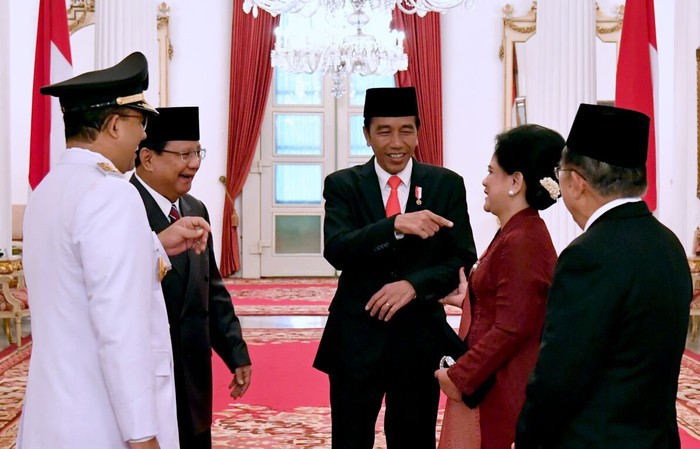 Canda Jokowi, JK dan Prabowo dari Berbaris Anies-Sandi hingga Peci