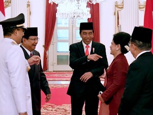 Canda Jokowi, JK dan Prabowo dari Berbaris Anies-Sandi hingga Peci