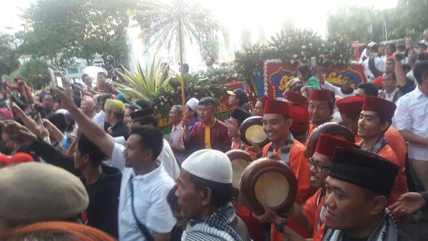 Tanjidor dan Tari Lenggok Meriahkan Kedatangan Anies-Sandi