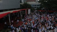Para pendukung Anies-Sandi berkumpul di depan panggung sambil menunggu Anies-Sandi tiba.