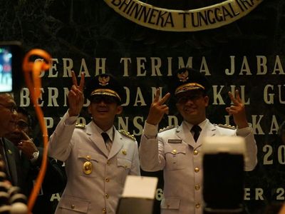 Foto: Salam 2 Jari Anies-Sandi Saat Sertijab