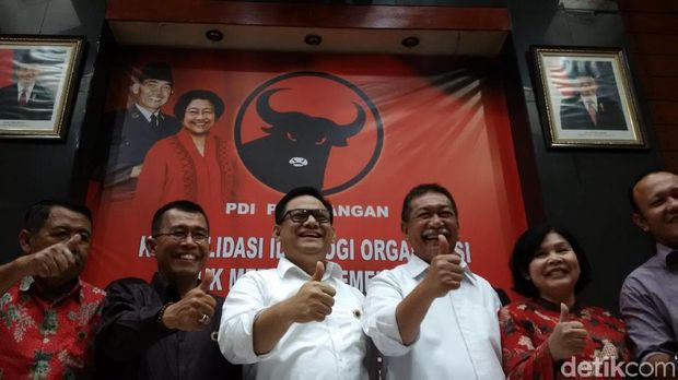 Deddy Mizwar (tiga dari kanan) saat berbincang dengan PDIP soal Pilgub Jabar.