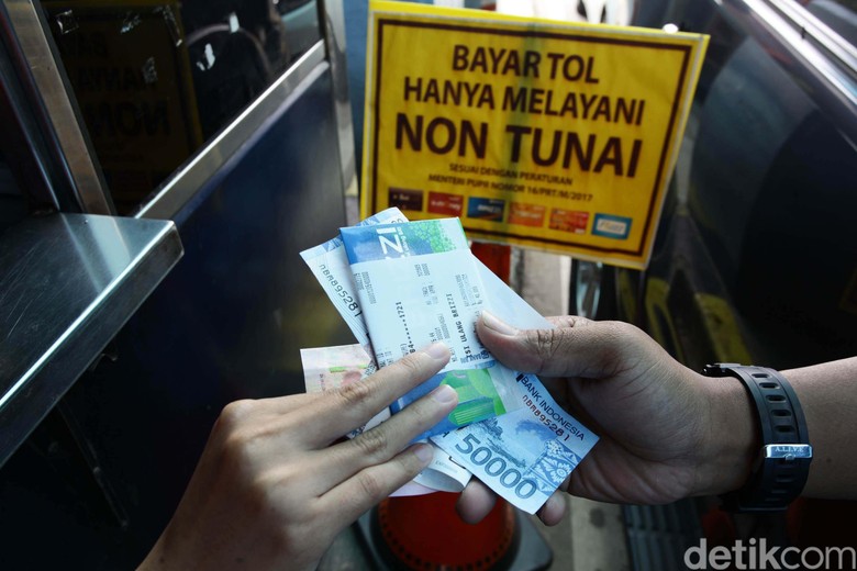 Program e-Money gratis mulai dilakukan. Seperti yang terlihat di Pintu Tol Kebon Nanas, Jakarta Timur, Senin (16/9/2017). Foto: Hasan Alhabshy Program e-Money gratis mulai dilakukan. Seperti yang terlihat di Pintu Tol Kebon Nanas, Jakarta Timur, Senin (16/9/2017). Foto: Hasan Alhabshy