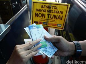 Masih Ada Orang yang Bayar Tol Pakai Uang Tunai