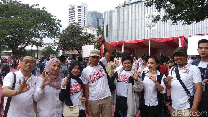 Pendukung Anies-Sandi Mulai Datangi Balai Kota Jakarta