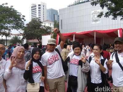 Foto: Pendukung Anies-Sandi Mulai Datang ke Balai Kota