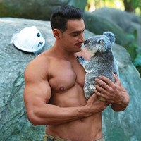 Petugas damkar tampan bersama koala. Ladies, mau jadi koalanya? Foto: Australian Firefighters Calendar