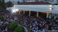 Pendukung Anies-Sandi sendiri sudah mendatangi Balai Kota sejak siang hari.