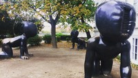 Patung yang terbuat dari bahan metal ini cukup besar memang. Tingginya sekitar 1,8 meter (amyfennelly/Instagram)