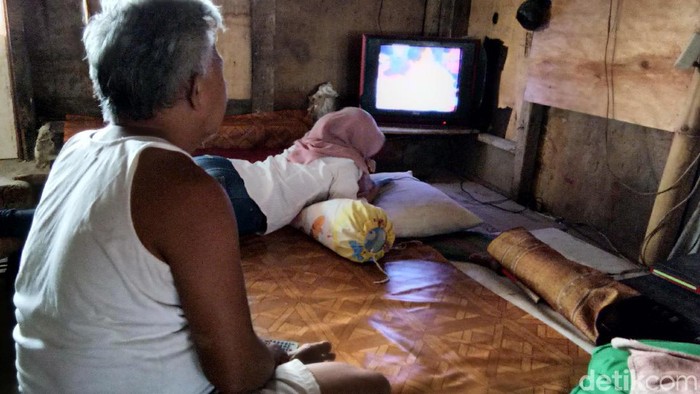 Sebagian Warga Akuarium Nobar Kecil-kecilan di Lapangan