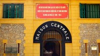 Sebelum dijadikan museum, bangunan ini dulunya adalah pejara. Nama penjaranya adalah  Hoa Lo Prison (Vietnam Tours/Facebook)