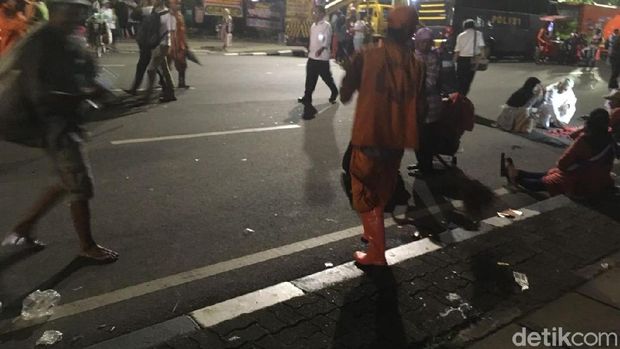 Pasukan Oranye Bersihkan Sampah Pendukung Anies-Sandi