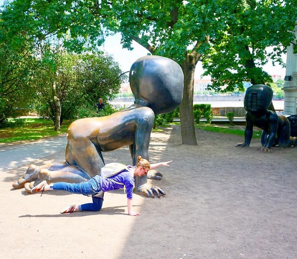 Nah replika patung itu juga dipasang di taman sekitar Kampa Museum di Praha. Patung di sini juga jadi incaran turis buat foto-foto (jojammymunro/Instagram) Nah replika patung itu juga dipasang di taman sekitar Kampa Museum di Praha. Patung di sini juga jadi incaran turis buat foto-foto (jojammymunro/Instagram)
