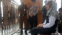 Dalam dakwaannya, jaksa menganggap Sri melanggar pasal 45 ayat 2 Jo pasal 28 ayat UU No 19/2016 tentang ITE. Sri Rahayu tidak menampik dakwaan jaksa.