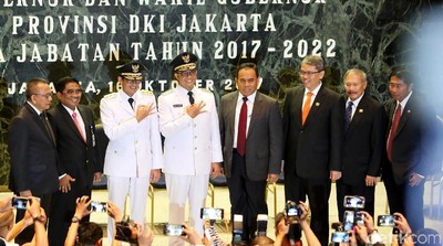 Salam Tiga Jari Khas Anies-Sandi Usai Sertijab