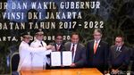 Salam Tiga Jari Khas Anies-Sandi Usai Sertijab