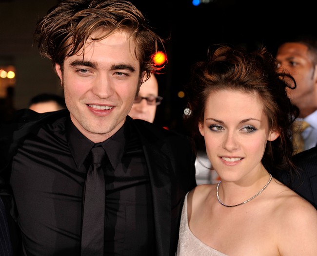 Nama Robert Pattinson populer setelah membintangi film Twilight. Tapi ternyata aktor asal Inggris ini tidak suka tokoh yang diperankannya, vampir tampan Edward Cullen. Dia pun tidak mengerti kenapa banyak orang suka dengan film dan karakternya. Semakin serius aku baca skenarionya, aku semakin benci karakter ini. Lagipula dia pria 108 tahun yang masih perjaka, jadi mungkin dia punya masalah, kritik Robert. Foto: Kevin Winter/Getty Images