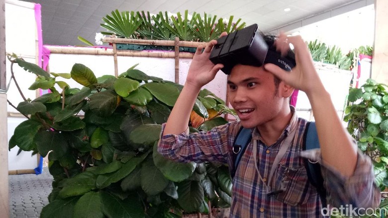 Serunya Warga Jajal Kacamata Virtual Reality di Balai Kota DKI Serunya Warga Jajal Kacamata Virtual Reality di Balai Kota DKI