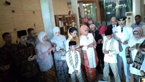 Foto: Menuju Pelantikan, Keluarga Anies Kompak Berbaju Adat Betawi