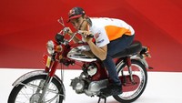 Ngebut naik motor antik, Marc? (ist AHM)