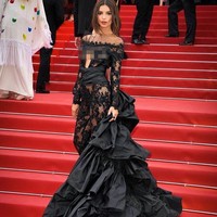 Hadir di acara Cannes, Emily tampil dengan gaun menerawang warna hitam. Kesan seksi dan glamour menjadi satu kesatuan. Foto: Instagram