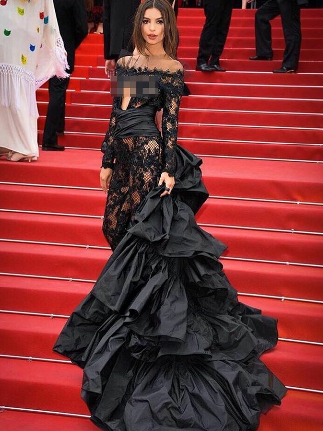 Hadir di acara Cannes, Emily tampil dengan gaun menerawang warna hitam. Kesan seksi dan glamour menjadi satu kesatuan. Foto: Instagram