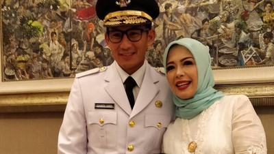 Foto: Gaya Hijab Berkebaya Istri Anies-Sandi Saat Pelantikan di Istana Negara