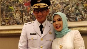 Foto: Gaya Hijab Berkebaya Istri Anies-Sandi Saat Pelantikan di Istana Negara