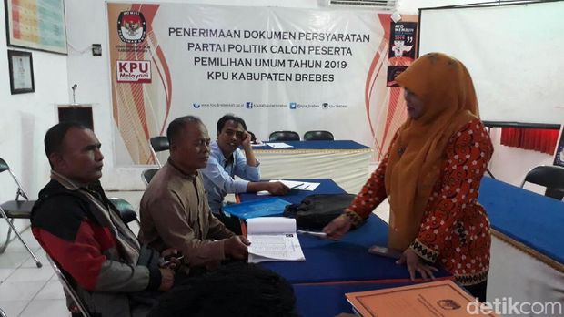 Penyerahan berkas di KPU Brebes