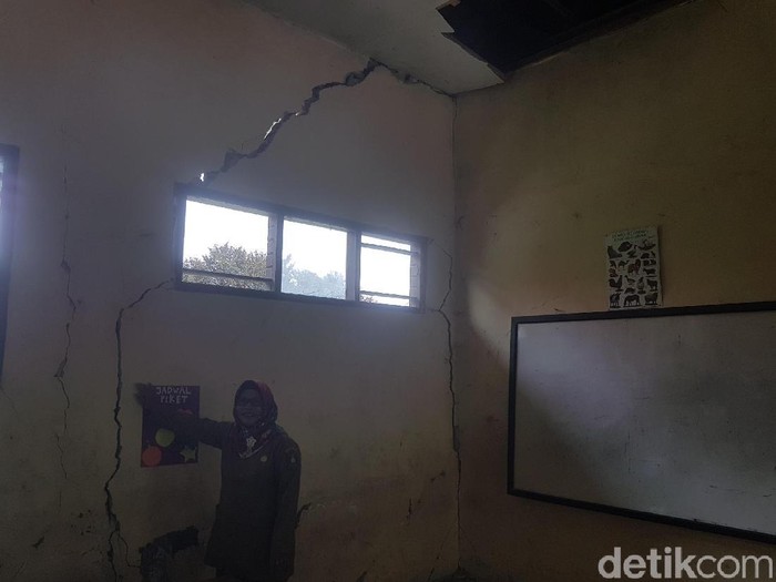 Jerit Warga Cikeusal Serang Saat Anak Belajar di SD Hampir Roboh