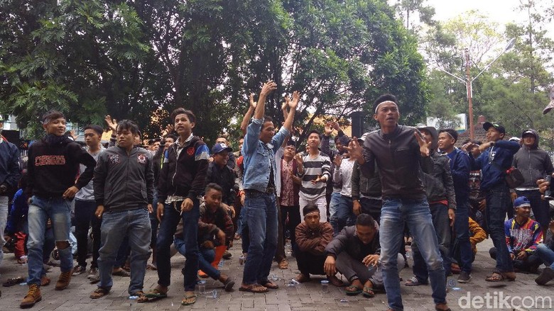 Warga Garut Tuntut Pemerintah Kembalikan Mata Air Milik Warga Warga Garut Tuntut Pemerintah Kembalikan Mata Air Milik Warga