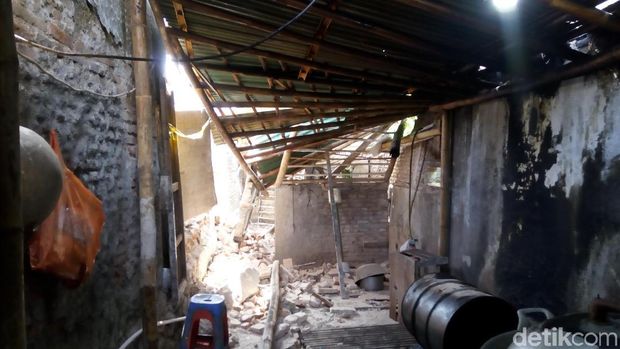 Sebuah Rumah di Soli Tertimpa Crane Pembagunan Hotel