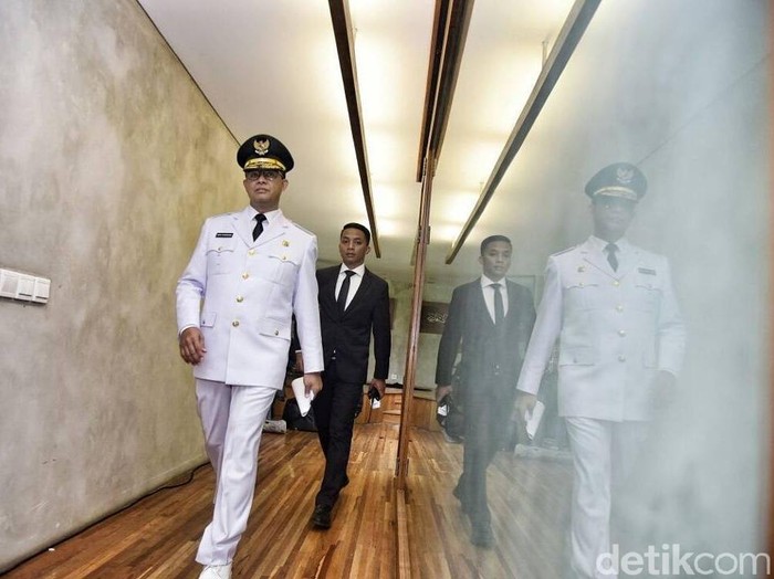 Anies Baswedan dan keluarga sebelum pelantikan