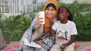 Fatma kerap membagikan foto dirinya bersama anak-anak kecil dari Gaza yang tampak ceria. (Foto: Instagram/fatma_mosabah)