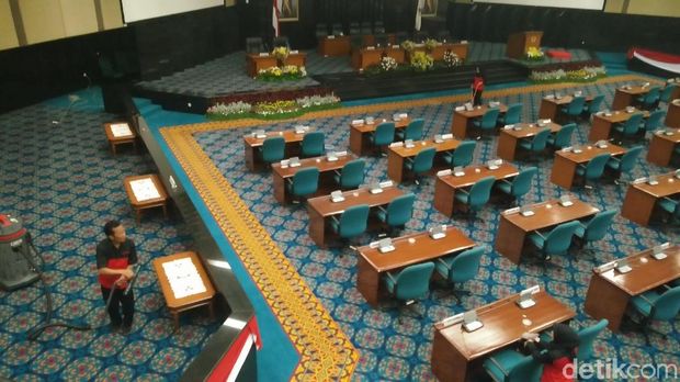 Sambut Gubernur dan Wagub Baru, Ruang Paripurna DPRD Dibersihkan