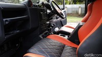 Di bagian interior, Yosef menggunakan jok mobil dari MBtech. Bagian setir juga diubah agar menjadi lebih modern dan kekinian.