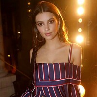 Untuk mendapatkan tubuh seksinya tentu bukan tanpa usaha. Emily rutin melakukan yoga dan hiking. Foto: Instagram