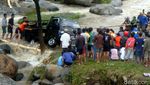 Proses Evakuasi Mobil dari Tengah Sungai Logawa
