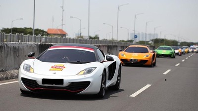 Para Pecinta McLaren Jajal Tol Surabaya
