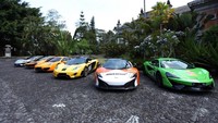 Jajaran mobil McLaren peserta driving experience. Pool/McLaren Club Indonesia).
