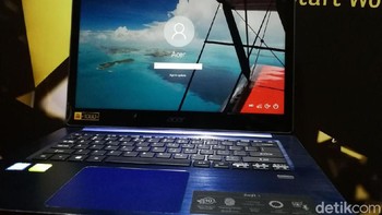 Foto di atas adalah Acer Swift 3. Spesifikasi lain yang diusung Swift 3 antara lain layar 14 inci Full HD IPS anti-glare, SSDs 256 GB, memori 8 GB, serta teknologi 2x2 MIMO 802.11ac untuk koneksi internet cepat. Swift 3 juga dilengkapi dengan pemindai sidik jari yang cepat dan aman, backlit keyboard untuk pengetikan di kondisi ruangan gelap, dan daya tahan baterai hingga 10 jam. Foto: Muhammad Alif Goenawan/detikINET