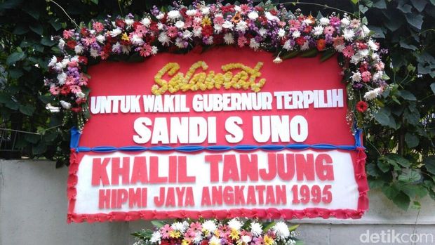 Satu karangan bunga menghiasi rumah Sandiaga.