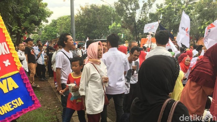 Warga Datangi Selamatan Anies-Sandi, Jalan Depan Balkot Ditutup