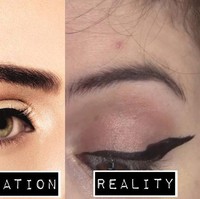 Terlihat simpel, membingkai mata dengan eyeliner sebenarnya tidak mudah bagi banyak wanita. Lihat saja percobaan wanita ini menirukan konsep riasan winged eyeliner. Foto: ist