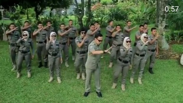 Bima Arya Joget 'Baby Shark' Bareng Satpol PP, Lalu Tantang Anies