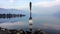 Lokasi garpu raksasa tak terlalu jauh dari tepian, sehingga memang traveler bisa mendekat untuk melihatnya (nicoo740/Instagram)
