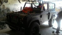Berdasarkan keinginannya, ia ingin mengembalikan kejayaan Land Rover menjadi semakin gagah dan tetep kece pastinya. Ia mempercayakan penuh pada bengkel modifikasi rumahan terkenal di Bandung, H2OBodywork mengubah drastis Land Rover Defender miliknya. 