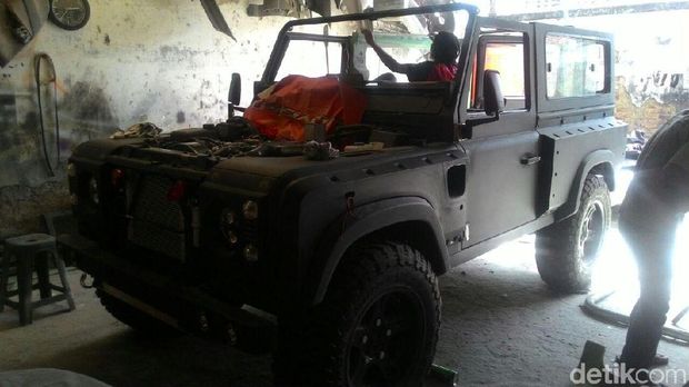  Mobil  Perang  Land Rover Defender Menolak Jadi Tua