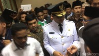 Anies kemudian tiba menyusul ke Masjid Sunda Kelapa.
