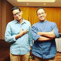 Kemeja biru dan celana coklat menjadi gaya ikonik pasangan ini. Foto: Dok. Instagram